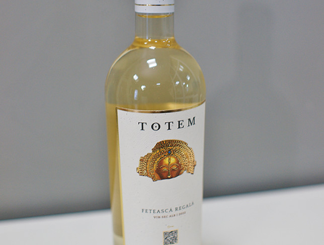 Dry white wine Totem "Fetească Regală" photo